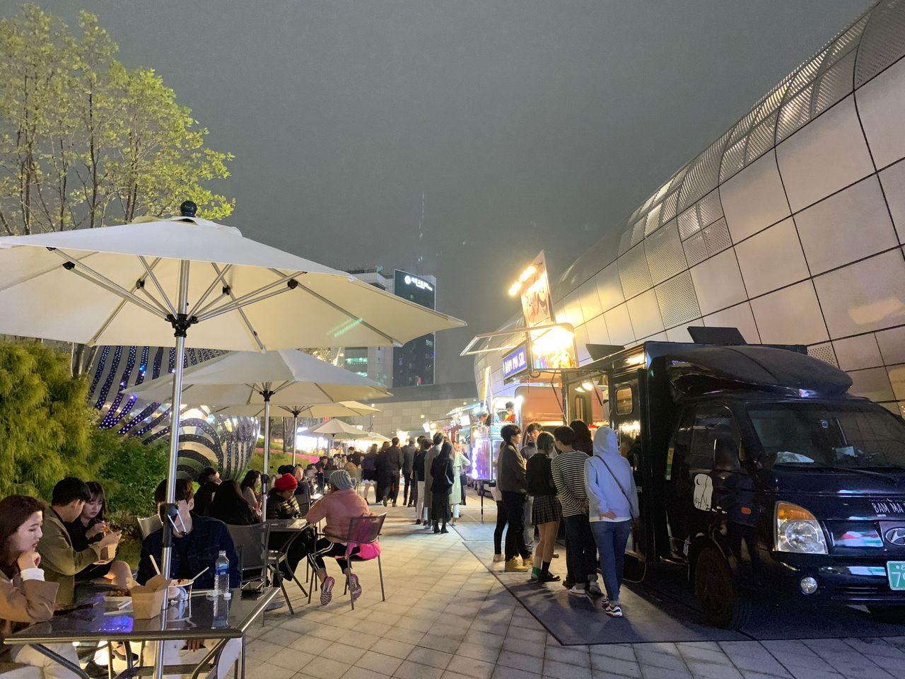 2025 Dongdaemun Night Market Visit! - Enjoy all the attractions from lively DDP night market!
